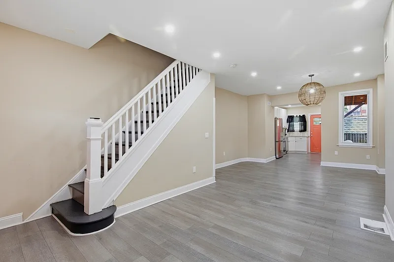 3 bed, 2.0 bath, 1100 sqft, $1,800 — Photo 3