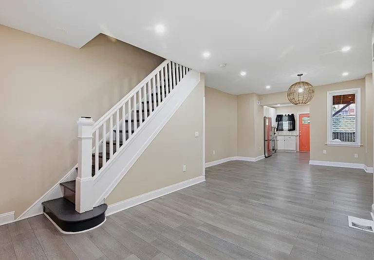 2728 E Chase St — Photo 3