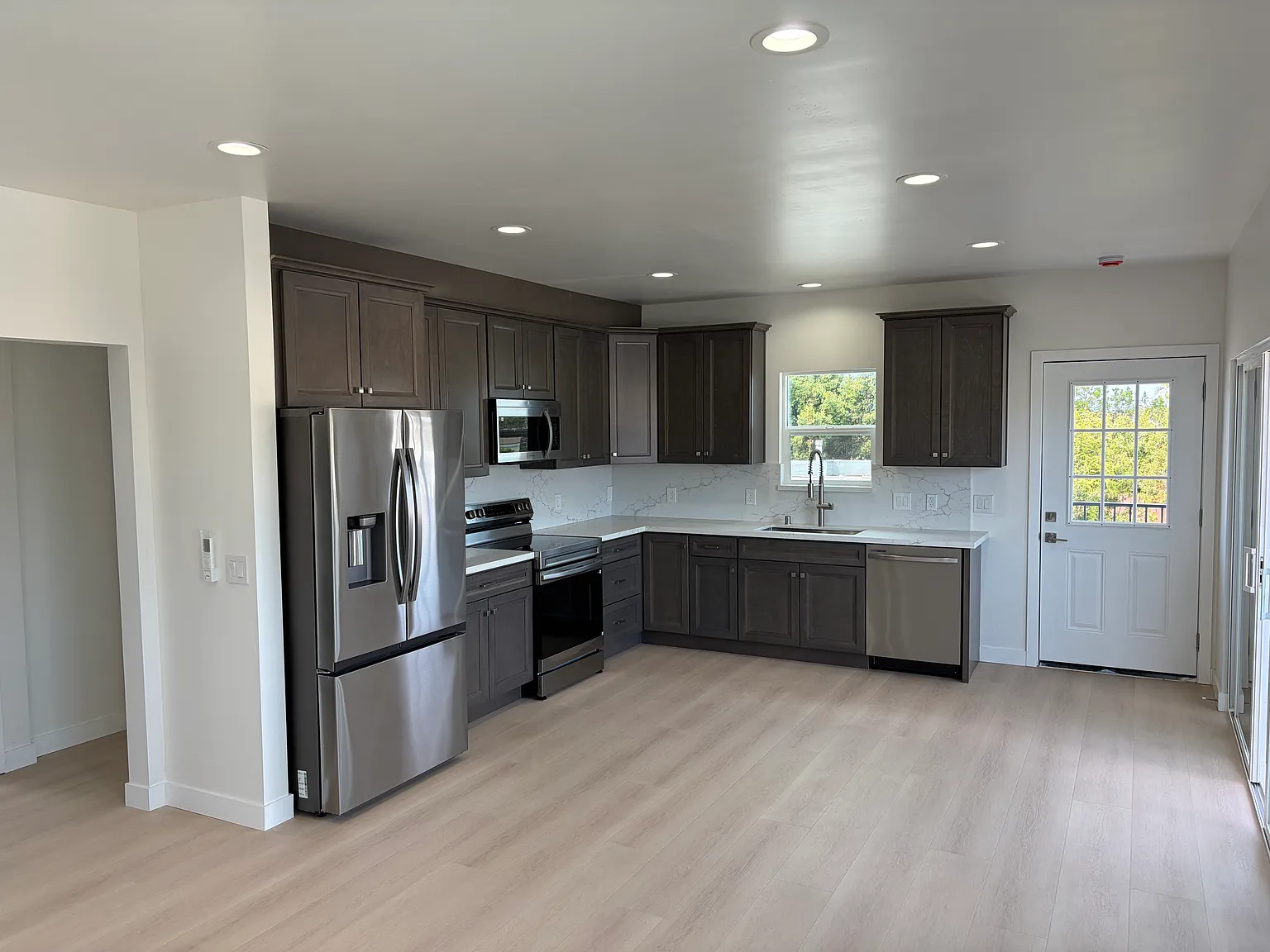 3 bed, 1050 sqft, $2,550 — Photo 2
