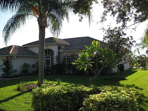 774 Waterloo Ct., Naples, FL 34120