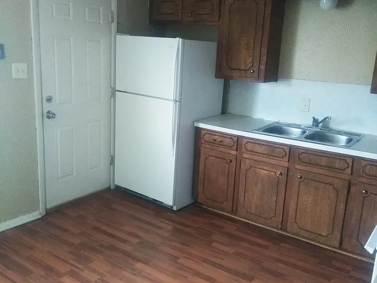 1012 SW 42nd St — Photo 3