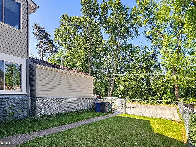 1163 Linden Ave — Photo 13