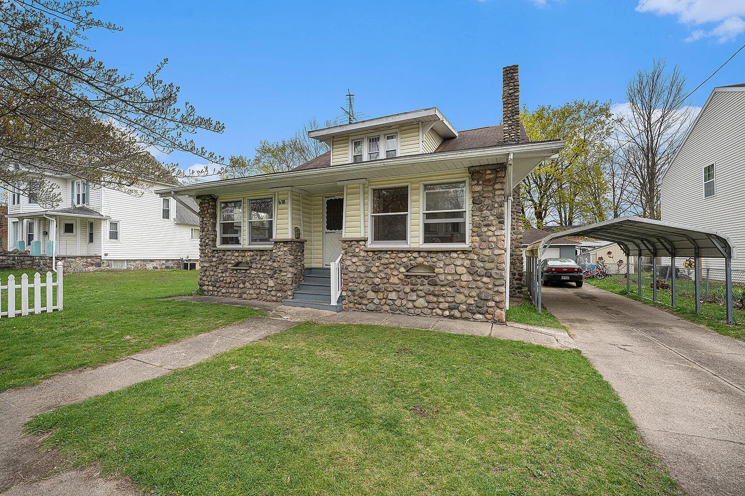 703 E Broadway St photo 1
