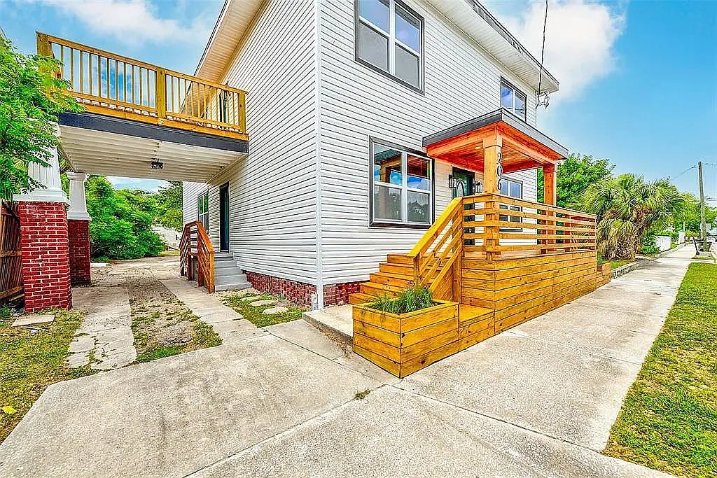 6 bed, 2790 sqft, $7,500 — Photo 2