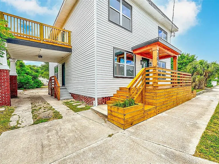 206 N Macdill Ave — Photo 2