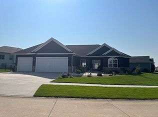 1612 Hoover Trail Cir SW, Cedar Rapids, IA 52404