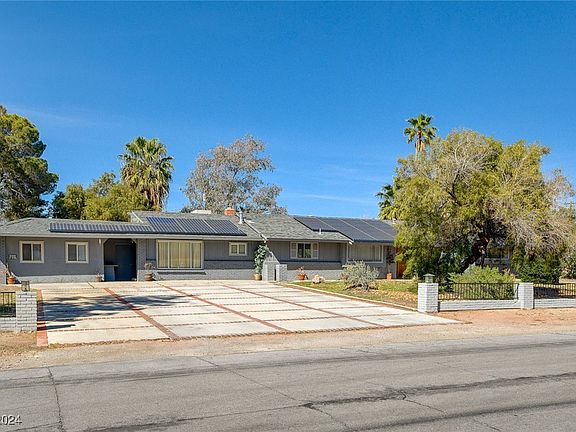 2nd image of 2092 Surrey Ln