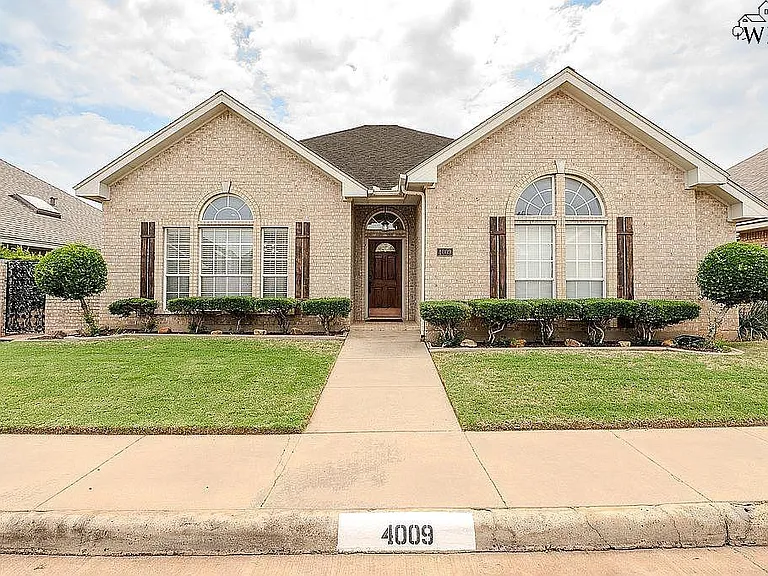 4009 Kingsbury Dr — Photo 1