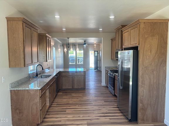 3rd image of 729 Dahl Pl #5