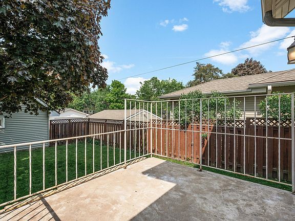 4th image of 1829 Ross Ave E
