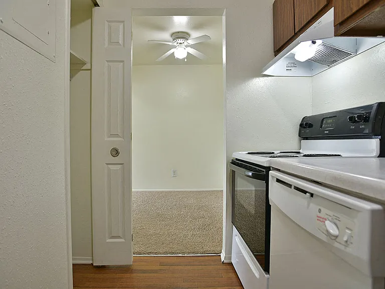 Windsor Place Apartments — Photo 9