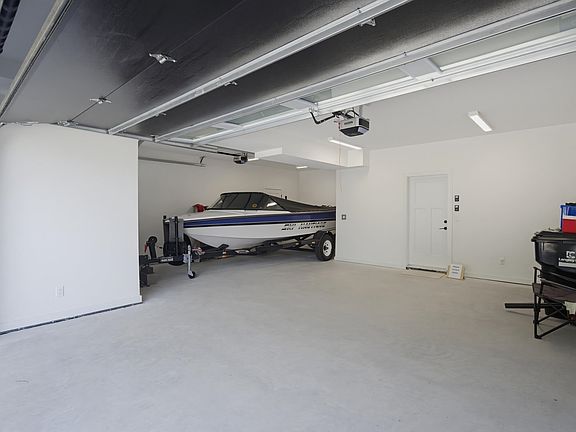 5th image of 20452 46a Ave