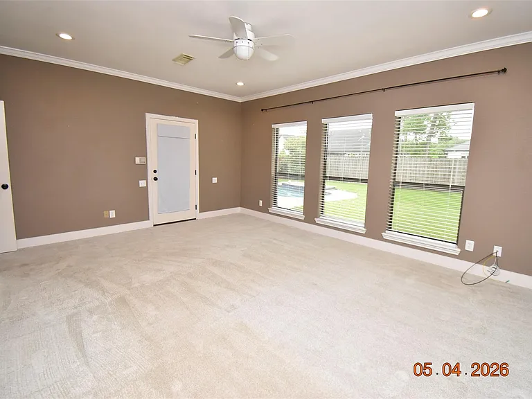 421 Creekside Dr — Photo 16
