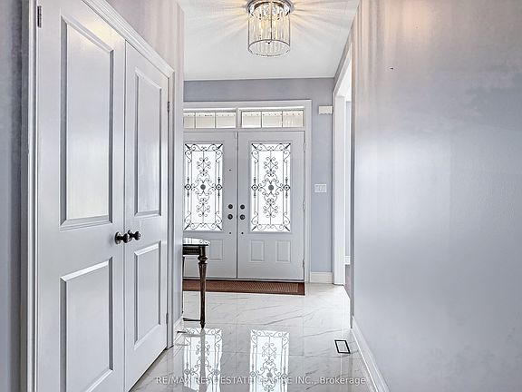 5th image of 33 Stonegate Ave