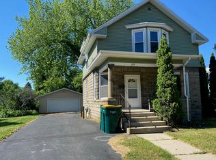 239 W Randall Pl, Elkhorn, WI 53121