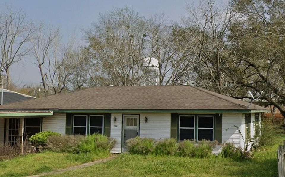 1st image of 706 Cemetery Ave