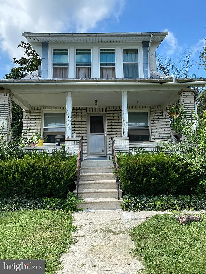 609 W Main St photo 1