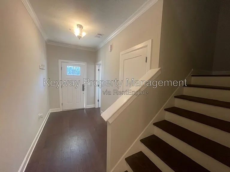1933 Avenel Ln — Photo 3