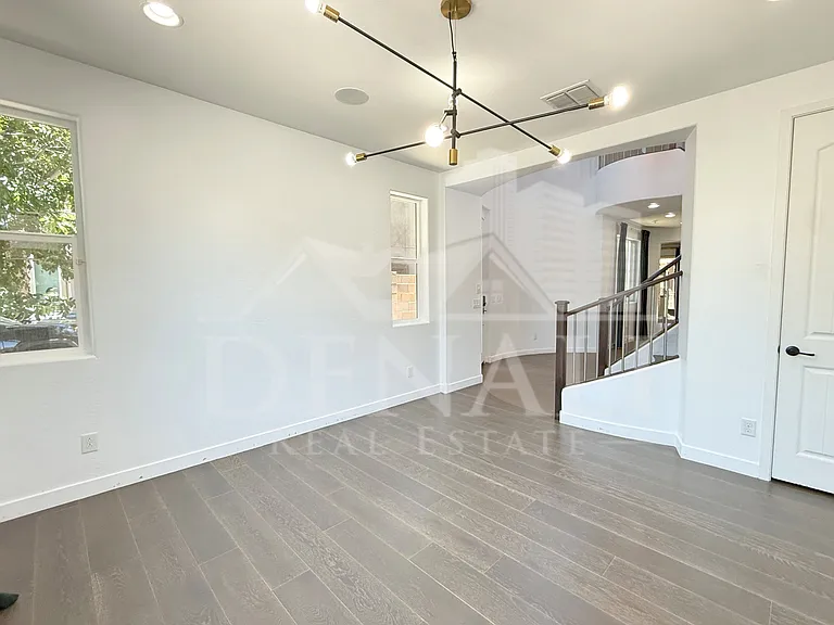 1729 W Myrna Ln — Photo 5