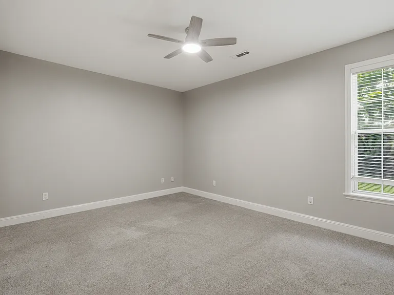 305 NW Palomino St — Photo 17