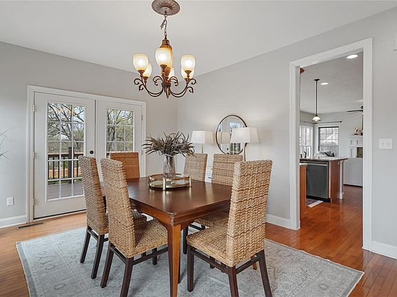 5th image of 719 W Woodbine Ave