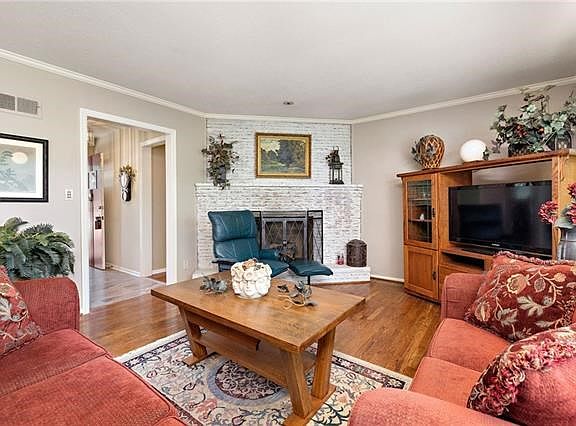 3rd image of 6036 Rosewood St