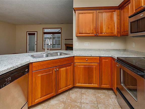 3rd image of 525 Kelsey Ln