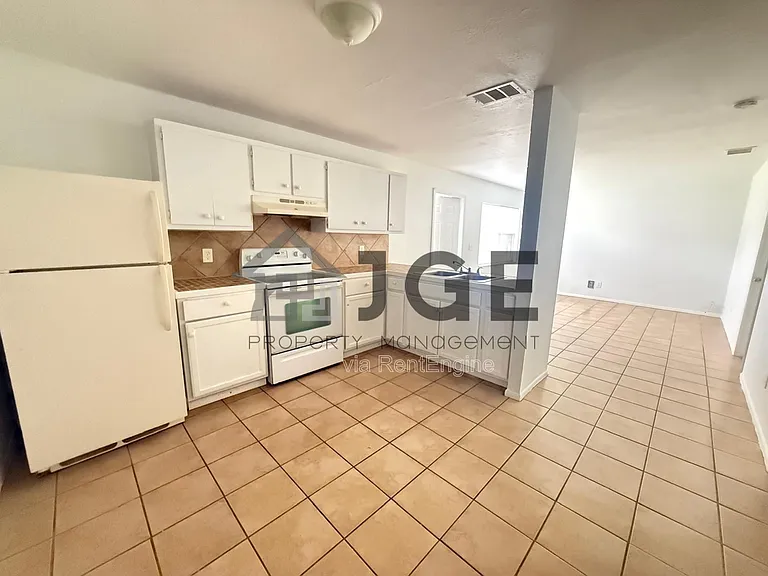 198 Charlotte Ave — Photo 3