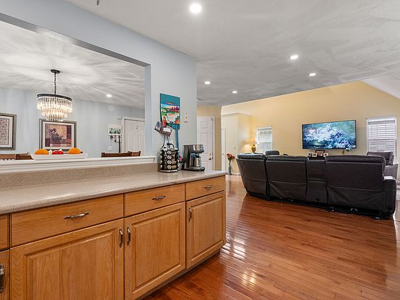 5th image of 25 Magnolia Ln