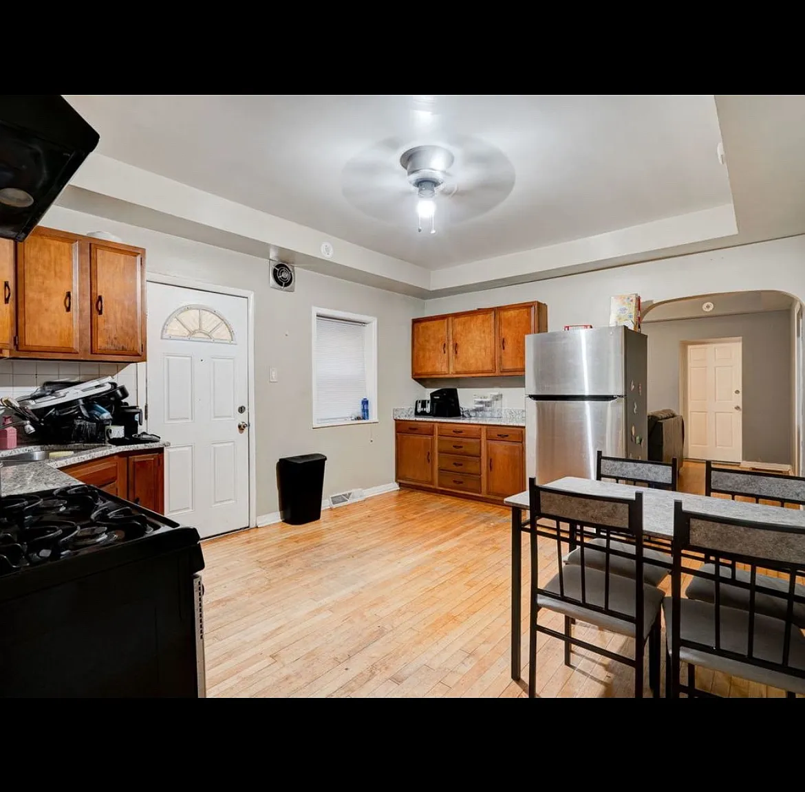 3 bed, 1000 sqft, $2,000 — Photo 1