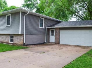 3133 Winston Dr, Bettendorf, IA 52722