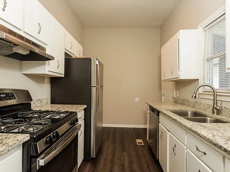 842725_020_kitchen_12959804.jpg