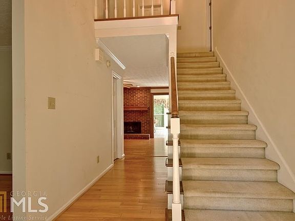 2nd image of 225 Oxford Ln
