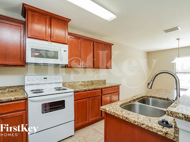 2203 SW 11th Ct — Photo 6