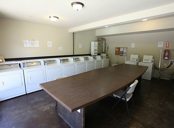 4th image of 822 E Pioneer Ave