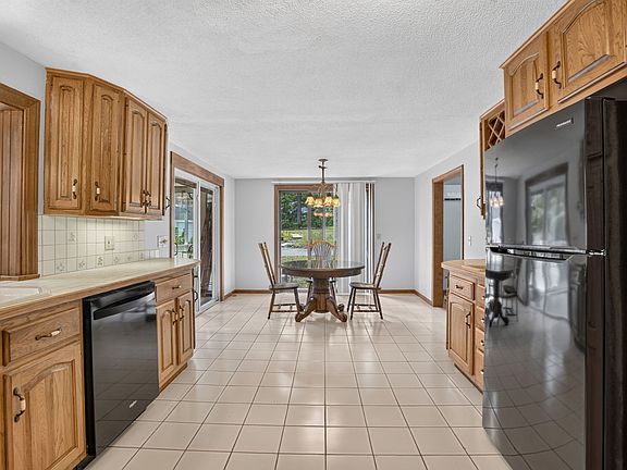 5th image of 375 Kendall Rd