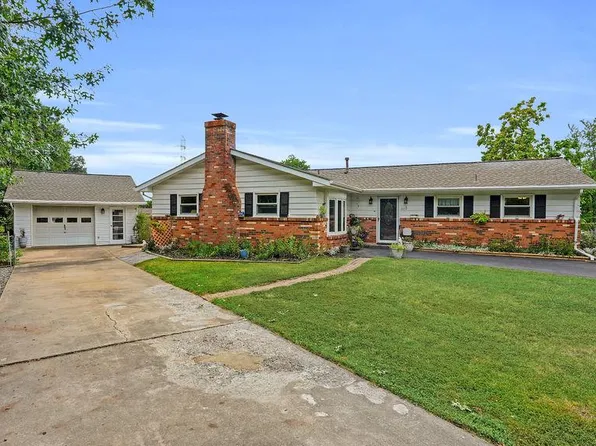 1115 S Dickenson Ave, Sterling, VA 20164