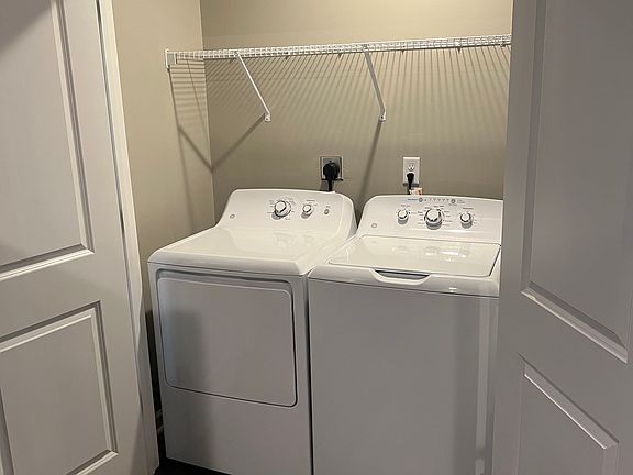 4th image of 220 Calumet Dr