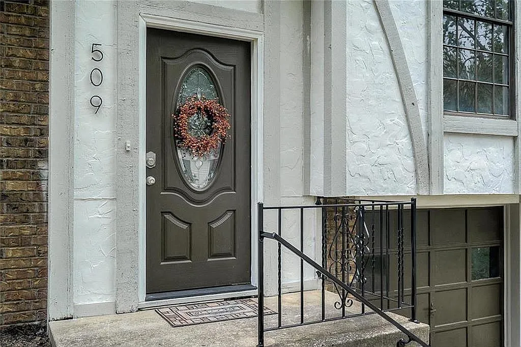 3 bed, 2.5 bath, 1463 sqft, $1,900 — Photo 1
