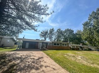 19 Country Ln, Florissant, MO 63033