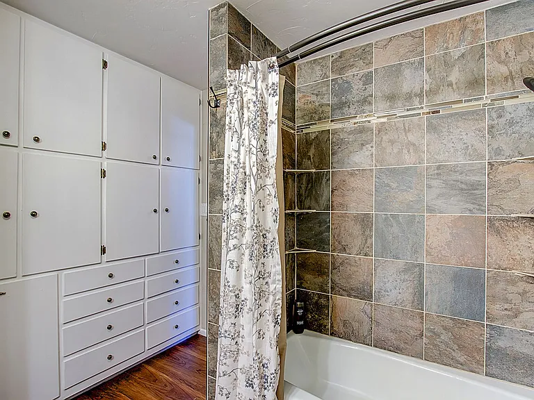 1040 Forest Hill Rd — Photo 32