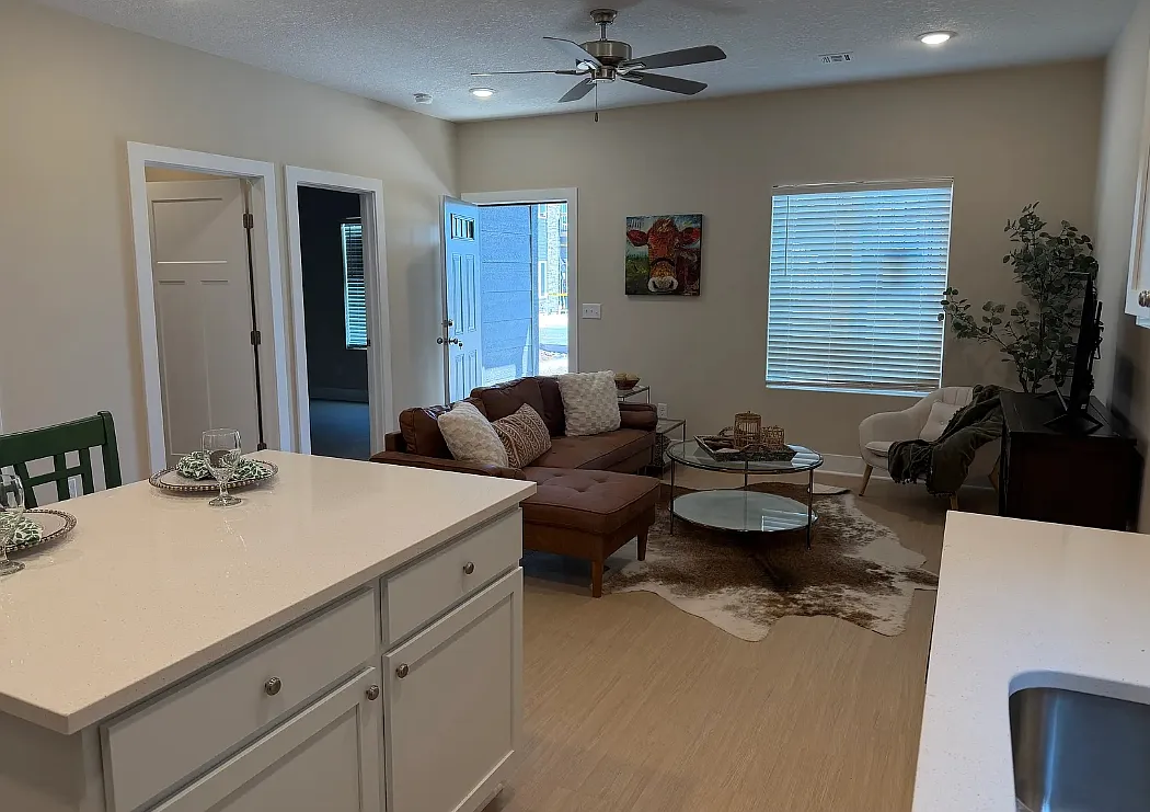 3 bed, 1100 sqft, $1,425 — Photo 2