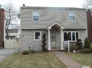 318 Latham Rd, Mineola, NY 11501