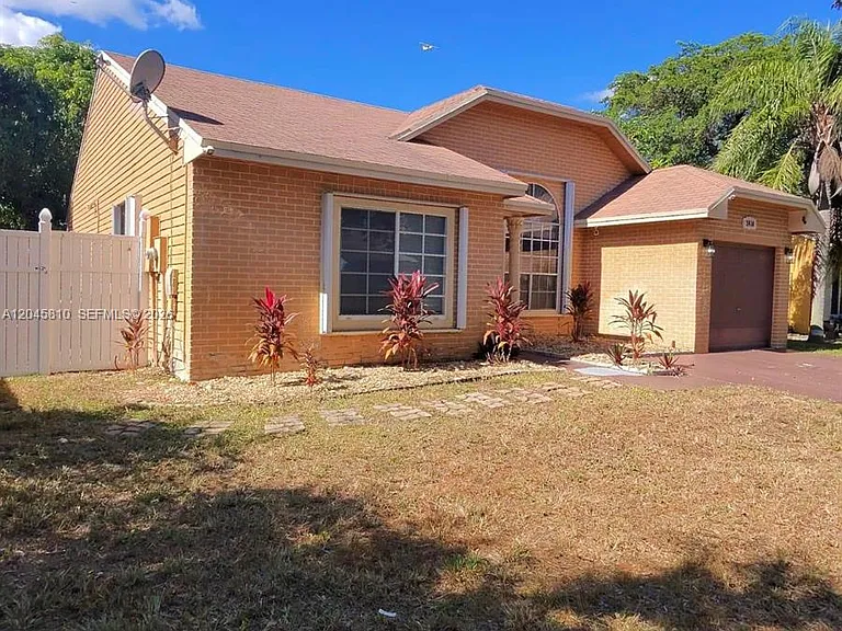 1430 SW 85th Ter — Photo 2