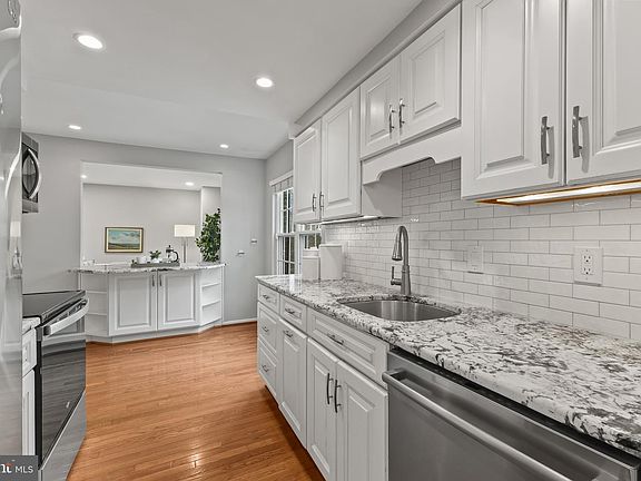 3rd image of 5759 Heritage Hill Dr
