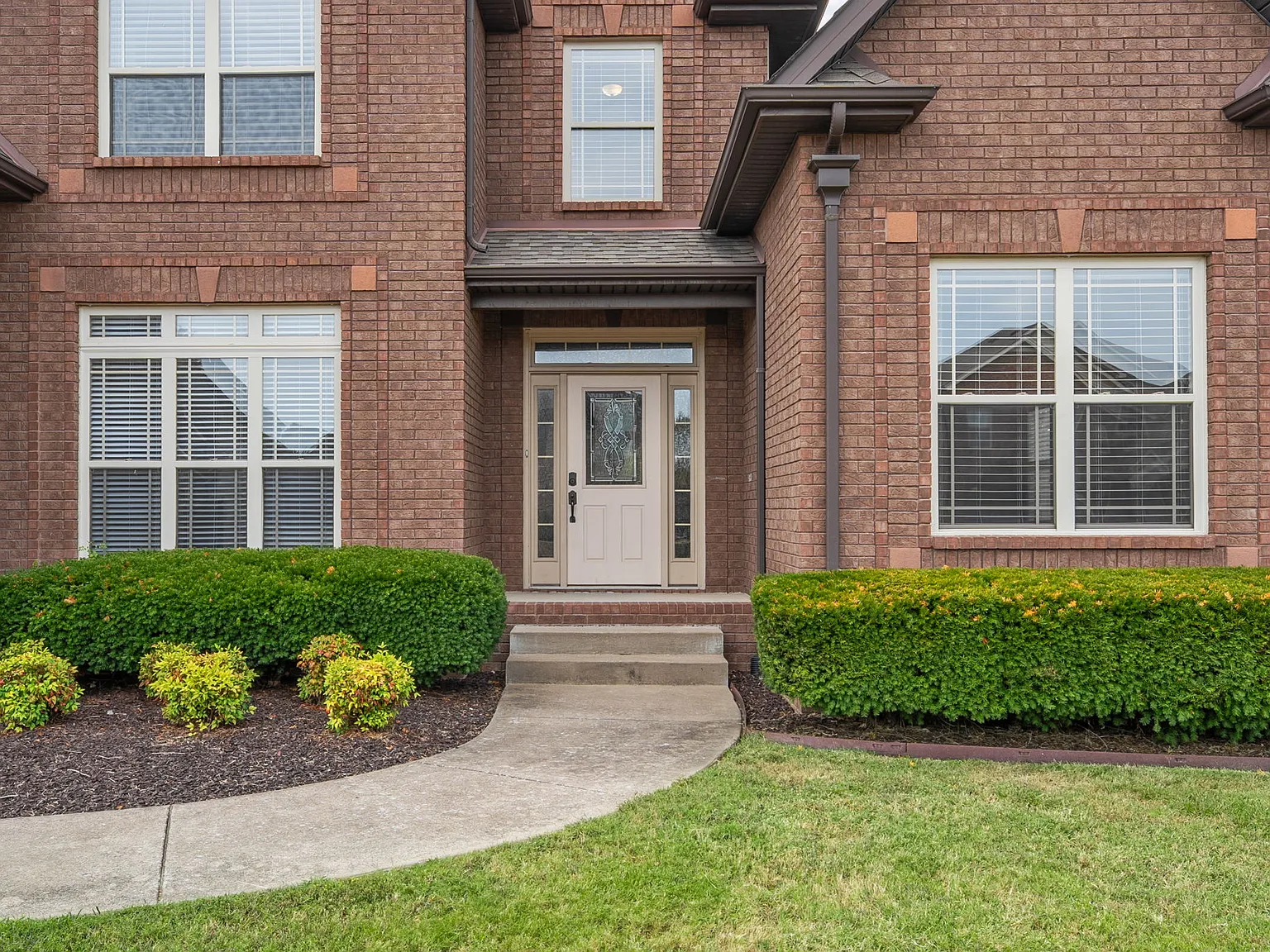 4 bed, 2.5 bath, 3200 sqft, $2,800 — Photo 2