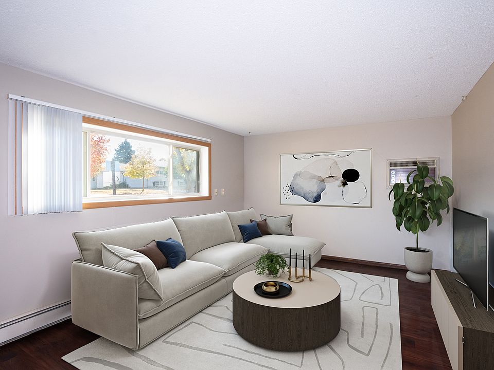Fargo, ND Country Club Apartments | 21B | Living