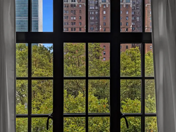 320 East 42nd Street image 14 of 15