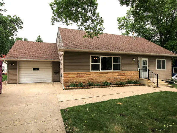 907 14th St E, Glencoe, MN 55336