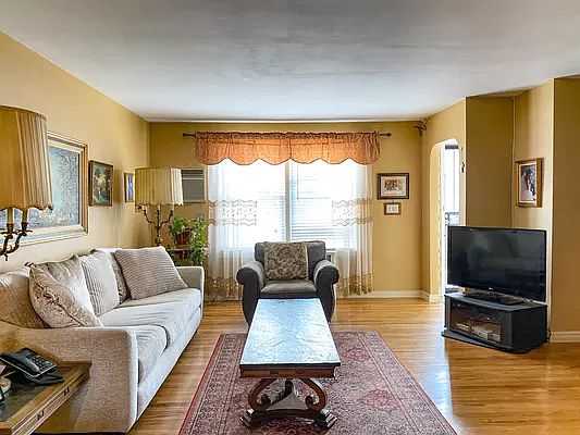 4th image of 2063 47th St